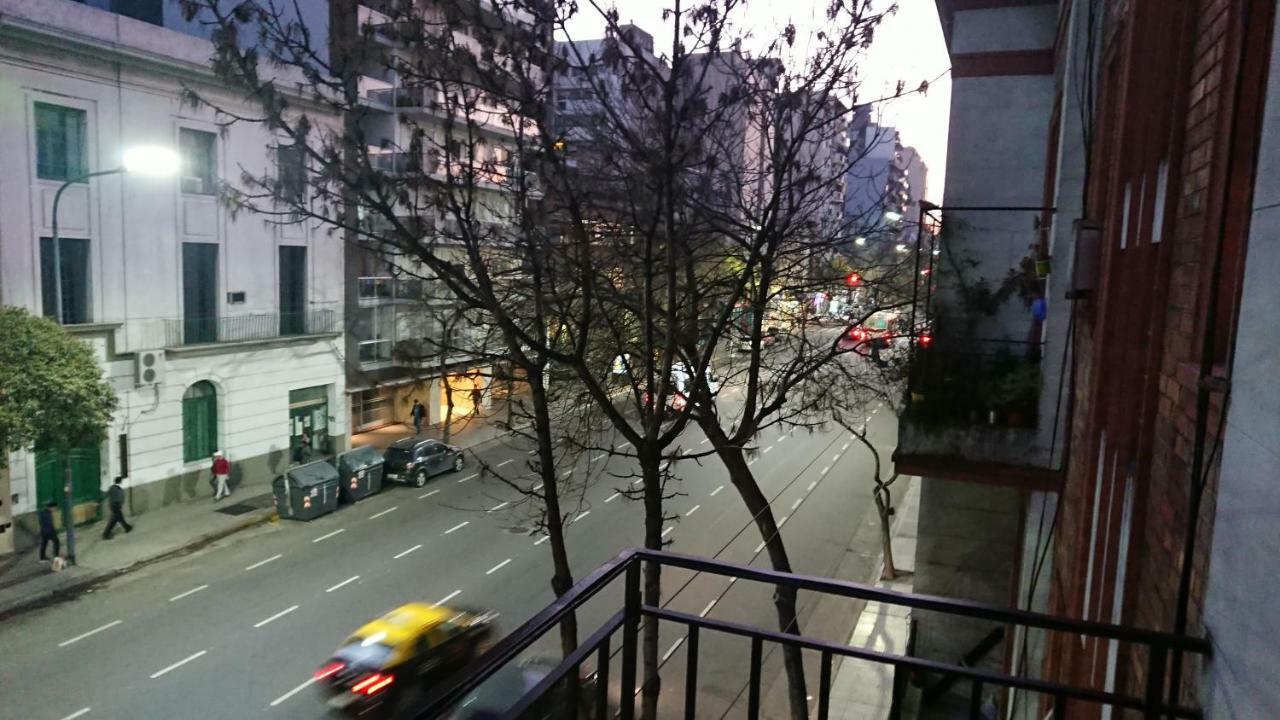 Excelente Departamento Con Balcon A La Calle Sobre Avenida بوينس آيرس المظهر الخارجي الصورة
